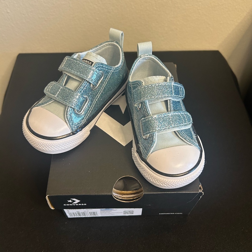 ⭐️Converse
Kids' Chuck Taylor All Star® 2V Glitter Sneaker Baby, Walker/Toddler